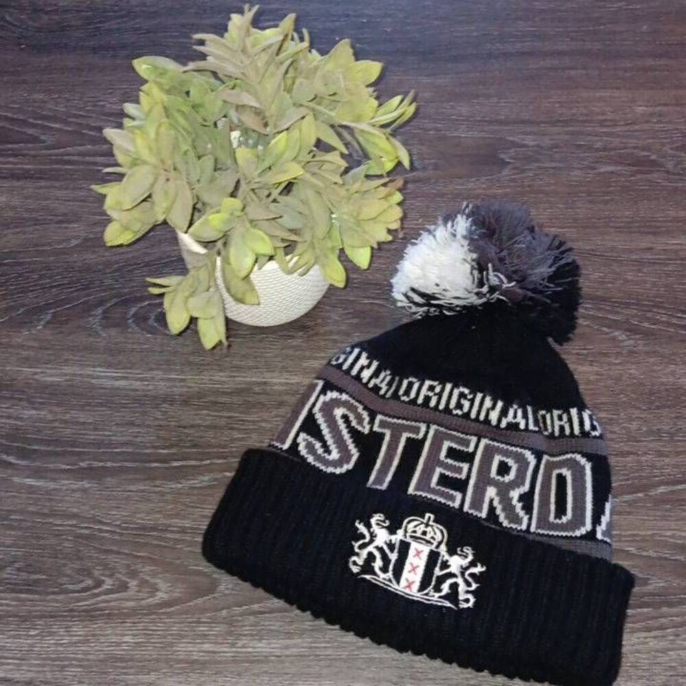 Robin Ruth Original Amsterdam Hat Black White & Gray  Crest on the front  Robin